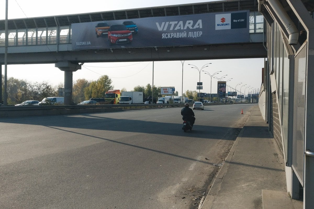 В Киеве перекрыли Дарницкий мост в сторону левого берега В Киеве перекрыли Дарницкий мост в сторону левого берега