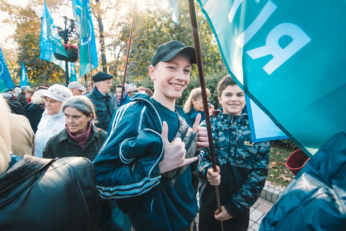 Среди митингующих были и подростки Среди митингующих были и подростки
