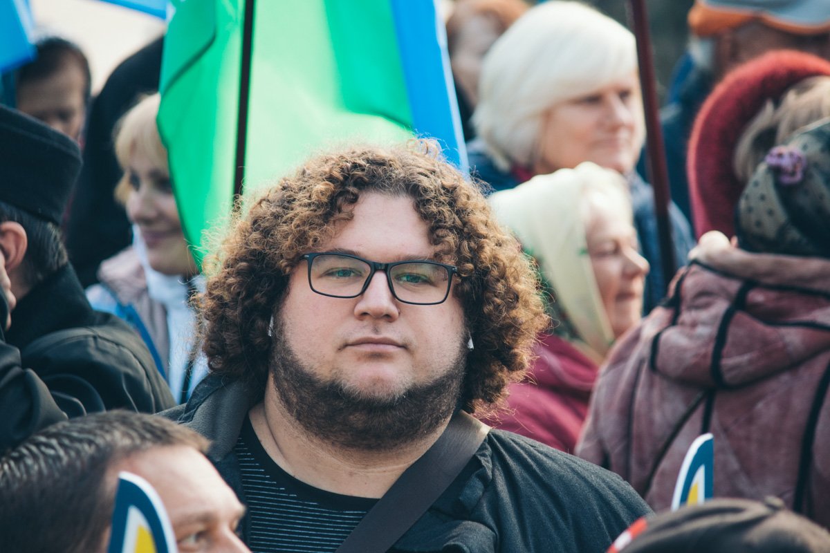 Среди седых голов можно было разглядеть и молодых людей Среди седых голов можно было разглядеть и молодых людей