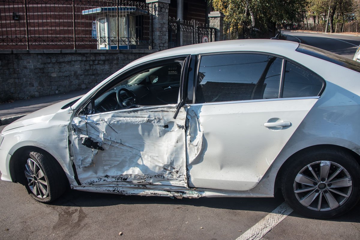 На заезде водитель не справился с управлением, машину занесло и она влетела левым боком в столб