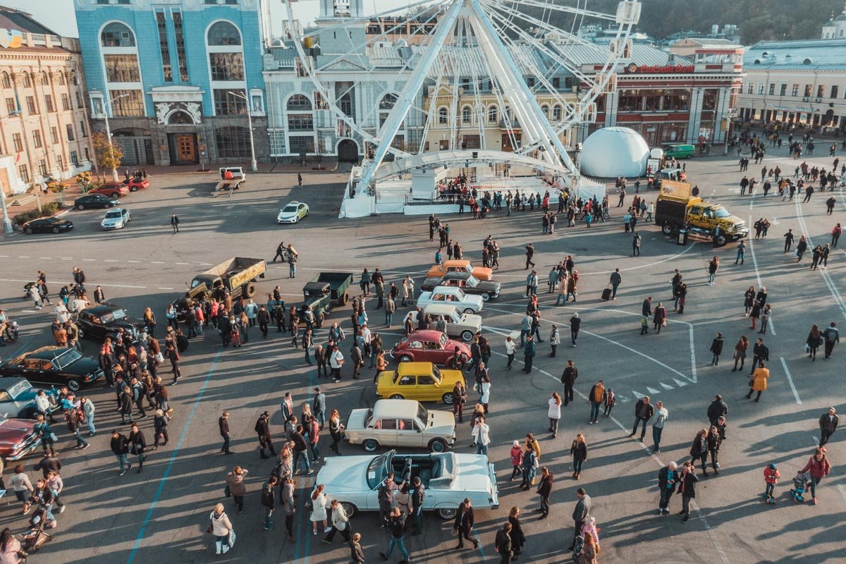 Среди ретроавтомобилей были и классические американские машины Среди ретроавтомобилей были и классические американские машины