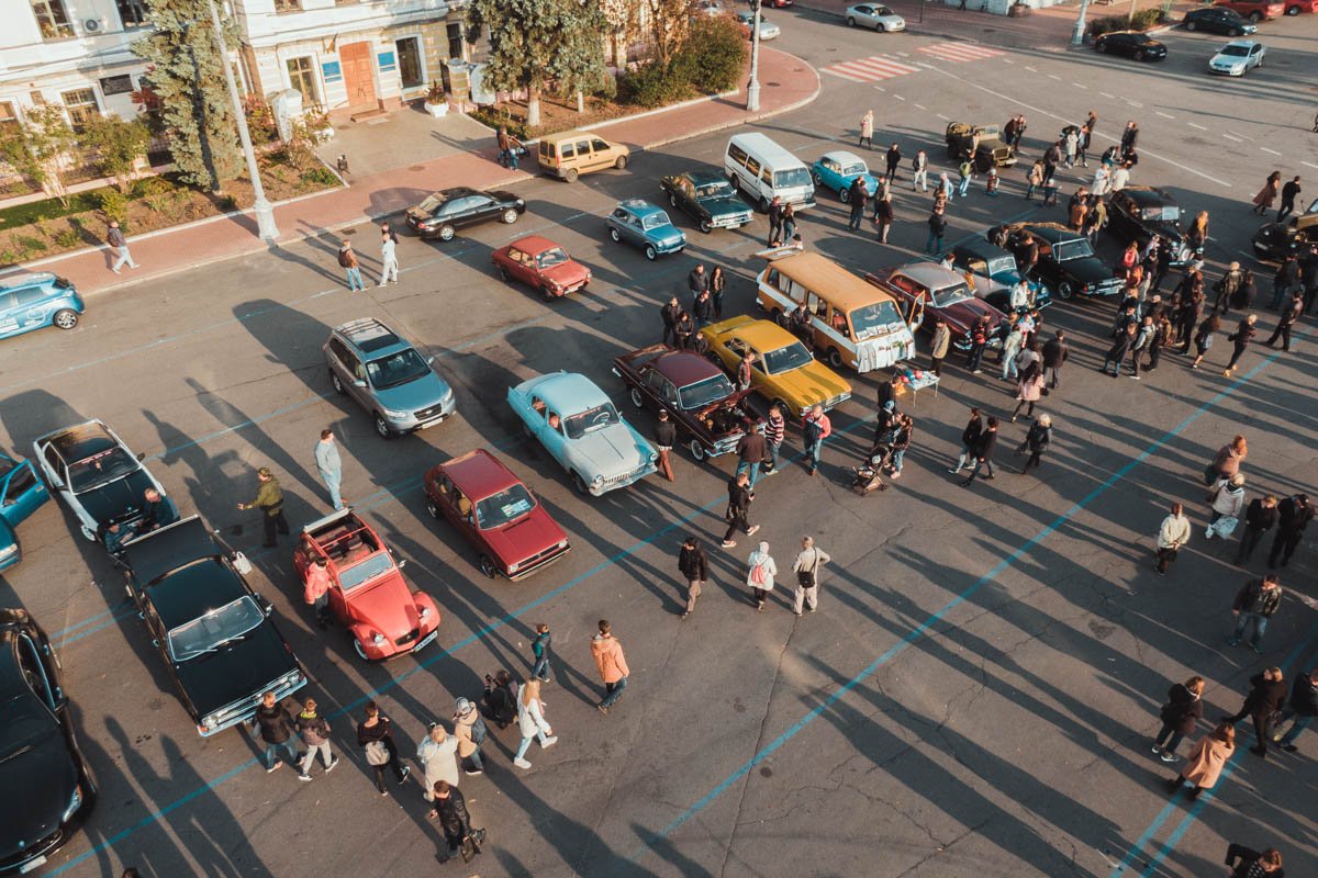 Традиционно много внимания привлекали и советские автомобили Традиционно много внимания привлекали и советские автомобили