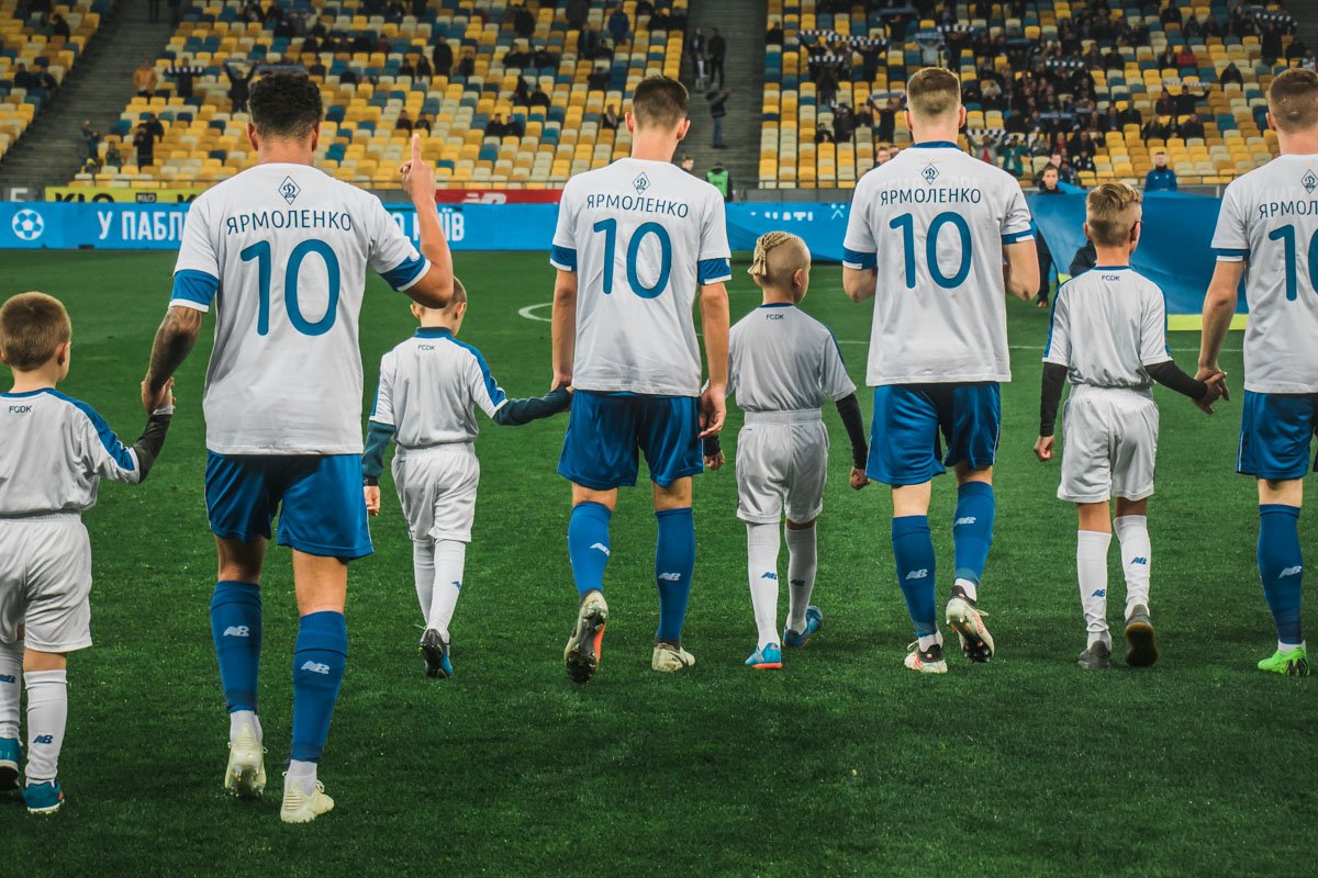 На этом матче «Динамо» поддержало Андрея Ярмоленко, который травмировался в последнем матче за «Вест-Хэм» и выбыл на пол года На этом матче «Динамо» поддержало Андрея Ярмоленко, который травмировался в последнем матче за «Вест-Хэм» и выбыл на пол года