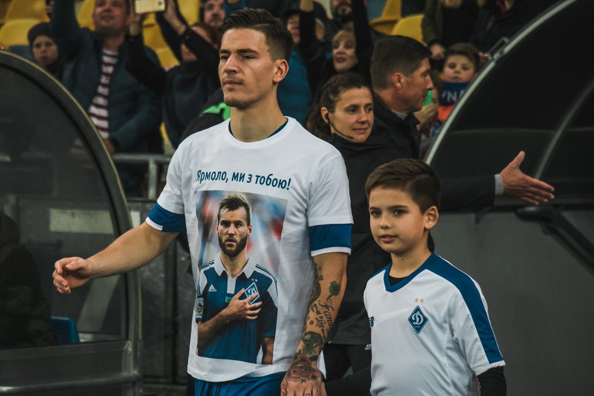 Перед стартом весь основной состав «бело-синих» вышел в футболках с надписью «Ярмоло, ми з тобою!» и портретом полузащитника Перед стартом весь основной состав «бело-синих» вышел в футболках с надписью «Ярмоло, ми з тобою!» и портретом полузащитника