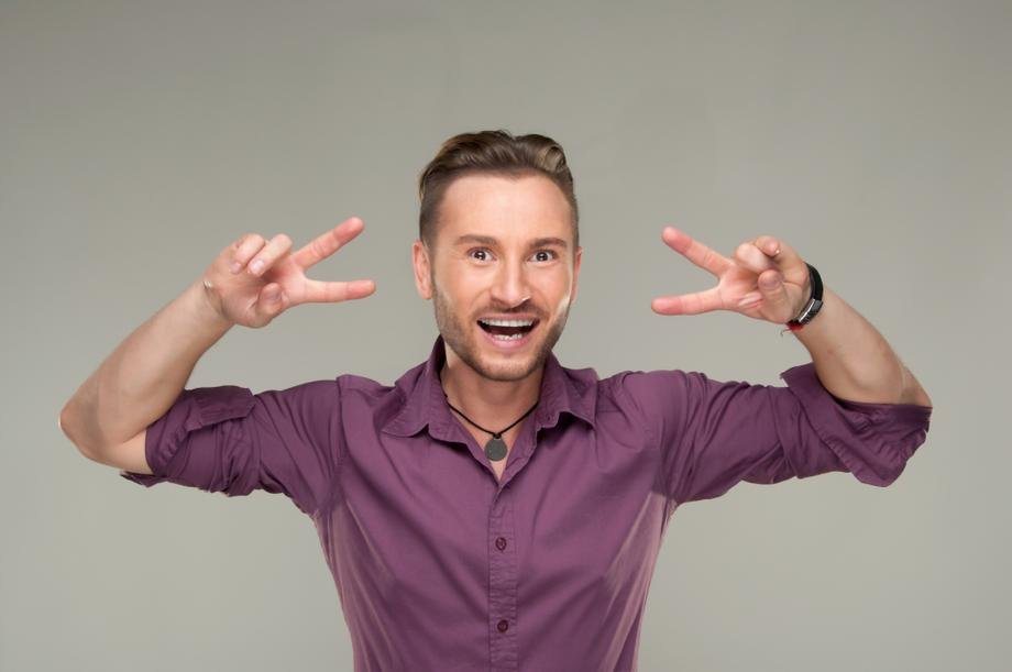 Жизнерадостный красавец, да еще и поет