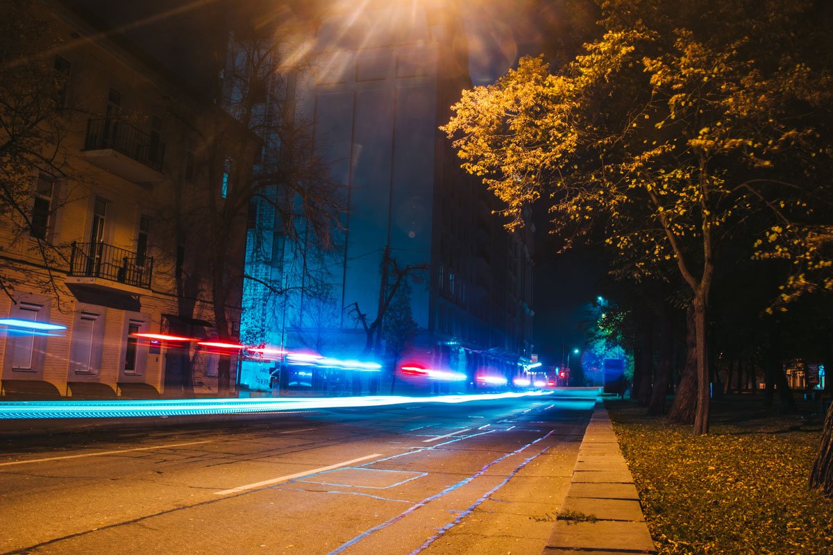 Утром город оживет, а пока — пустынные улицы освещают одинокие фонари Утром город оживет, а пока — пустынные улицы освещают одинокие фонари