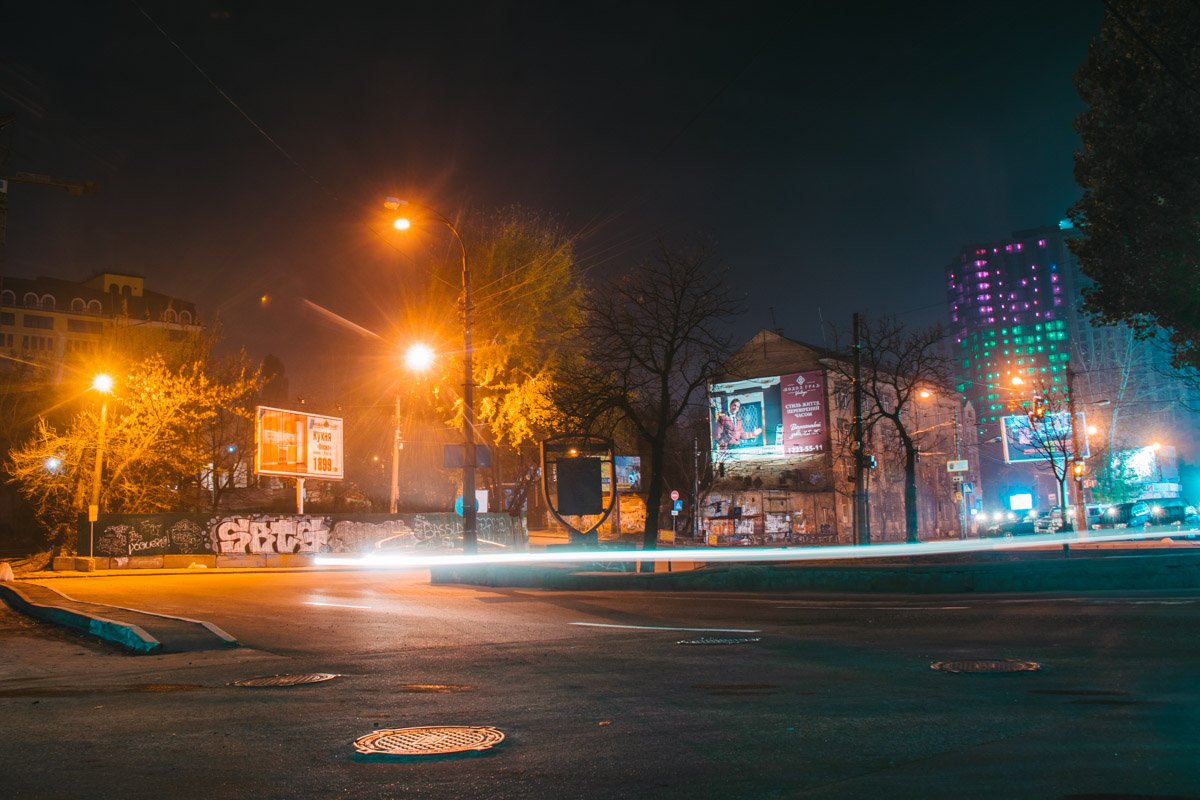 Даже баннерная реклама не может испортить атмосферу старинной улицы Даже баннерная реклама не может испортить атмосферу старинной улицы