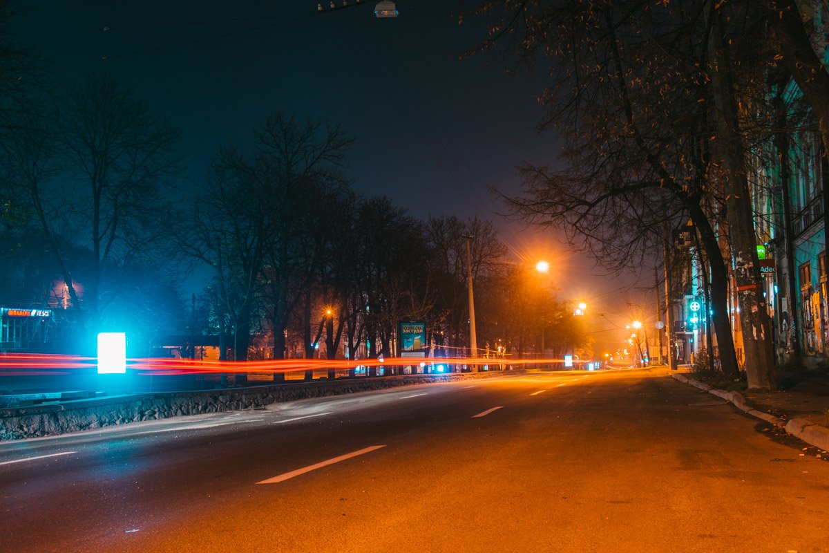 Ночь сопровождают блики огней и тишина улиц Ночь сопровождают блики огней и тишина улиц
