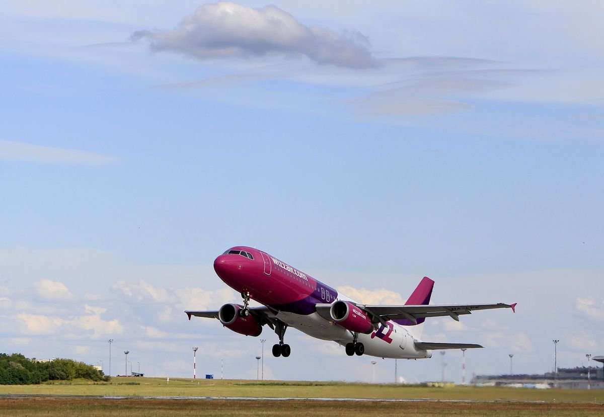 Авиакомпания Wizz Air изменила габариты бесплатного багажа и сократила сроки онлайн-регистрации