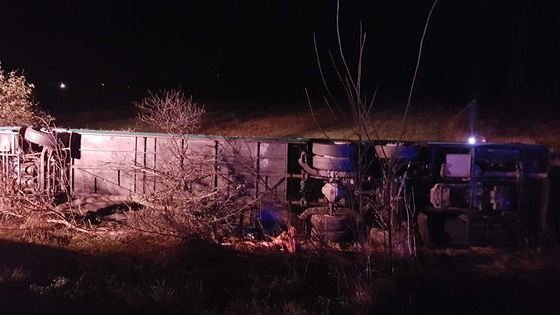 В Румынии автобус с 72 пассажирами перевернулся и упал в кювет В Румынии автобус с 72 пассажирами перевернулся и упал в кювет