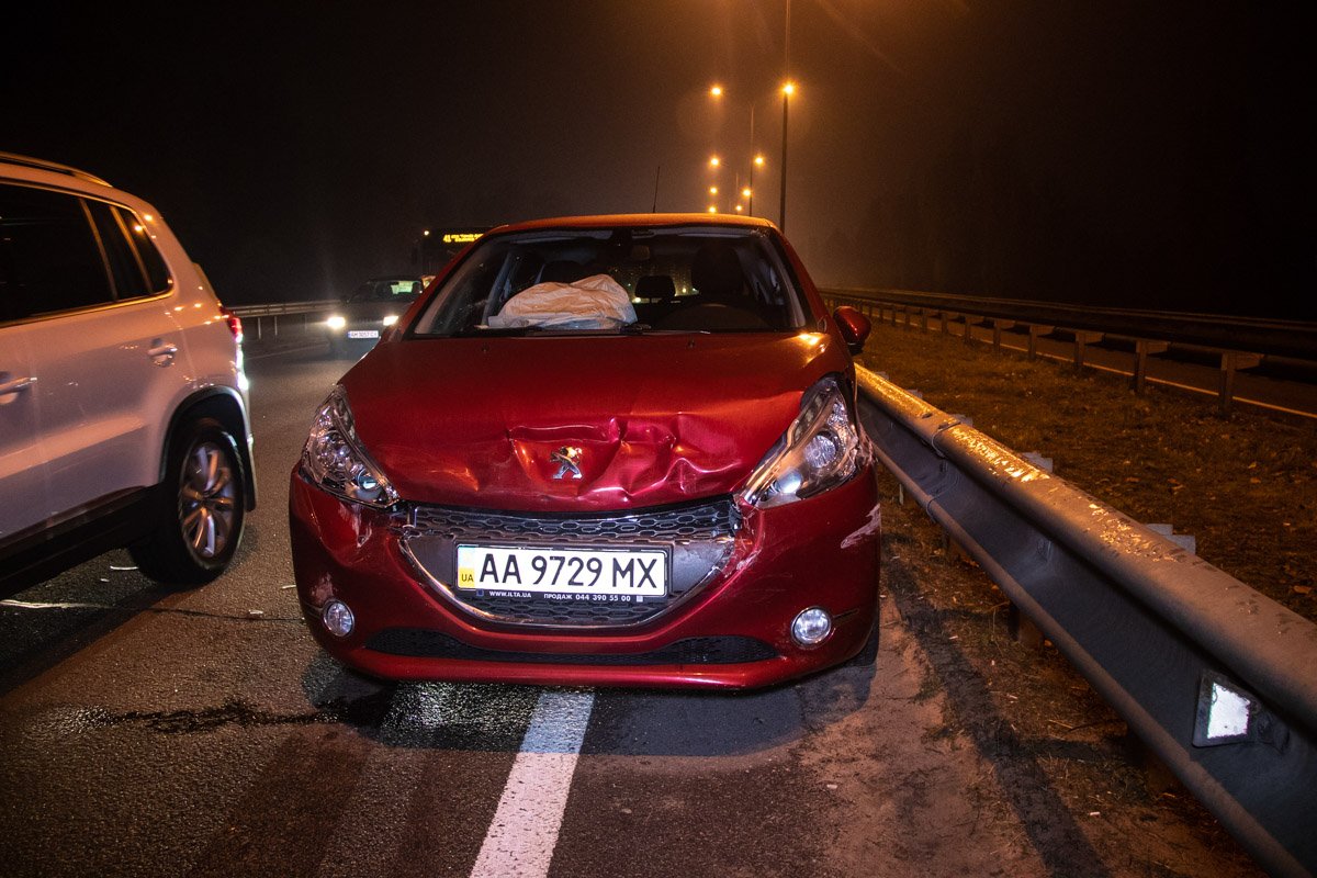 Peugeot 208 не выдержал дистанцию и врезался в Mitsubishi