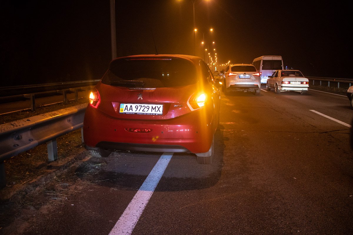 Из-за аварии на дороге образовалась пробка