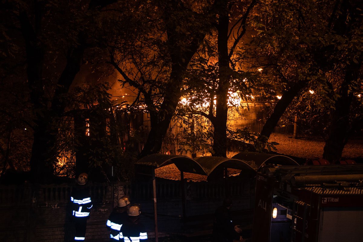 По предварительной информации, первым загорелся гараж, в котором красят автомобили По предварительной информации, первым загорелся гараж, в котором красят автомобили