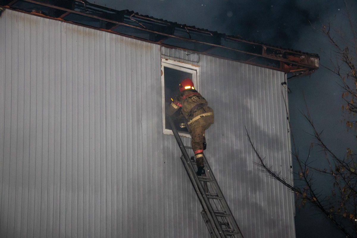 Площадь охватил примерно 200 квадратных метров Площадь охватил примерно 200 квадратных метров