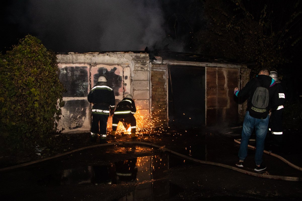 В результате инцидента сгорело три транспортных средства В результате инцидента сгорело три транспортных средства