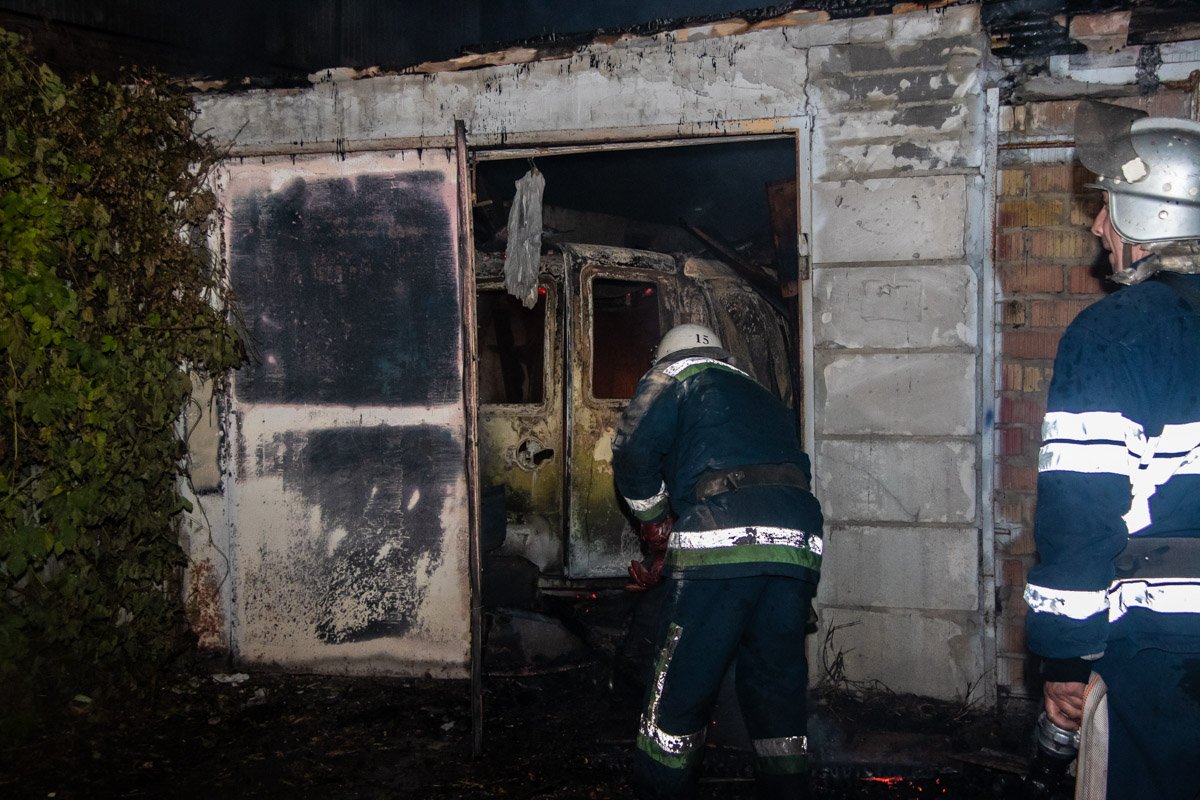 На месте работало более десяти единиц основной и спецтехники На месте работало более десяти единиц основной и спецтехники