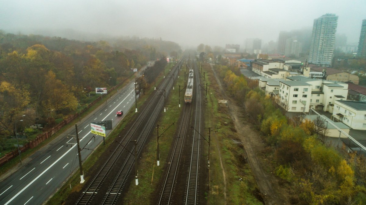 С высоты птичьего полета открывается вид покрытый туманом С высоты птичьего полета открывается вид покрытый туманом