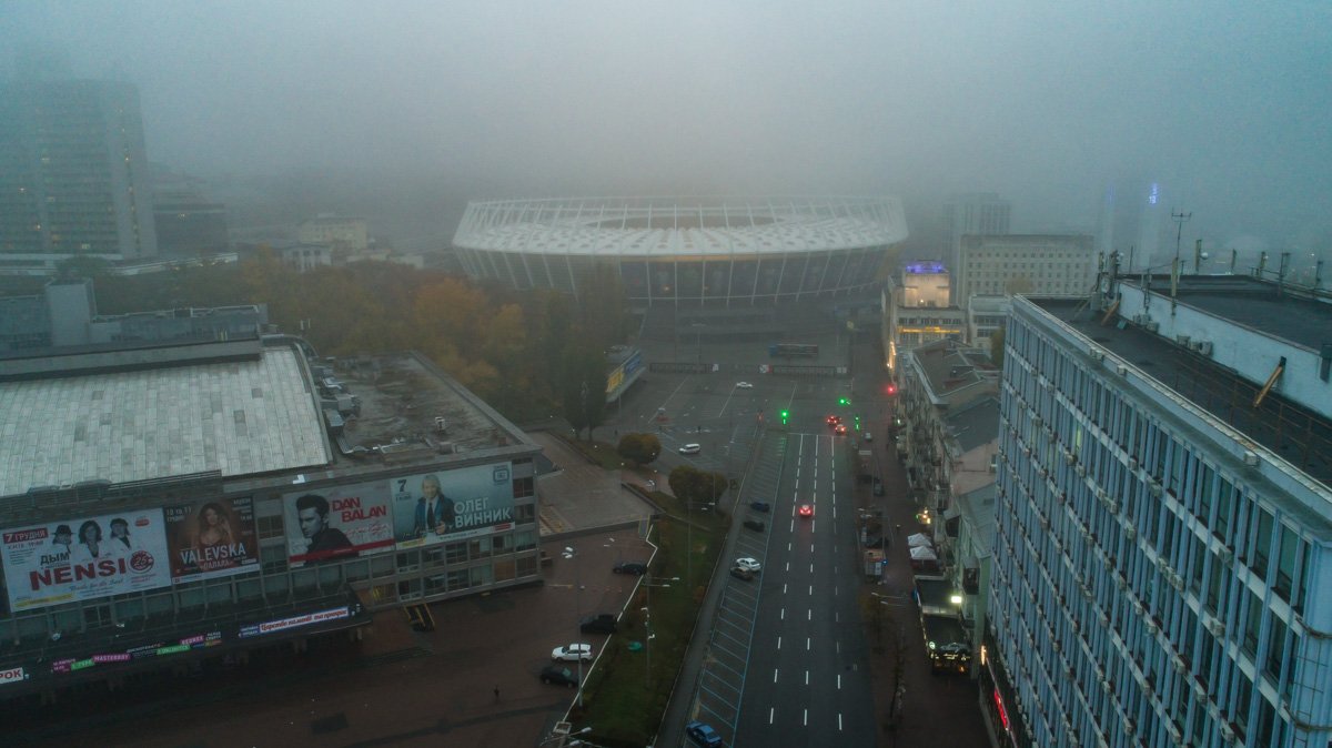 Только яркие баннера выделяются сквозь непроглядную мглу Только яркие баннера выделяются сквозь непроглядную мглу
