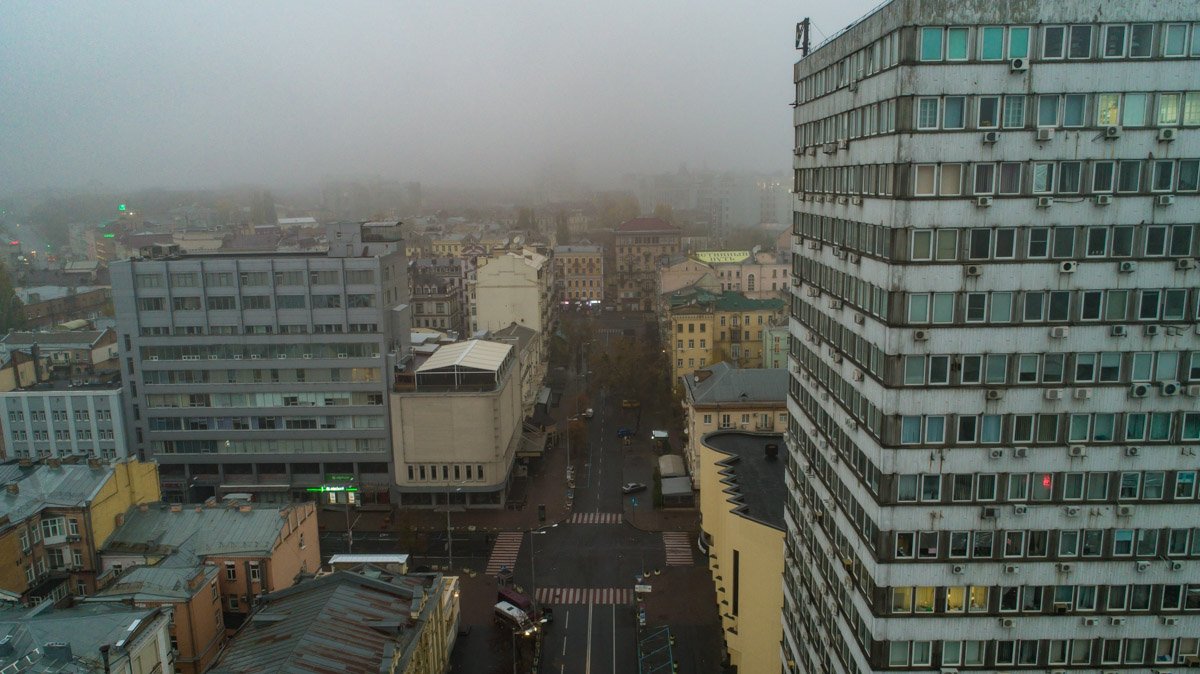 Рано утром мегаполис будто замер в ожидании суеты Рано утром мегаполис будто замер в ожидании суеты