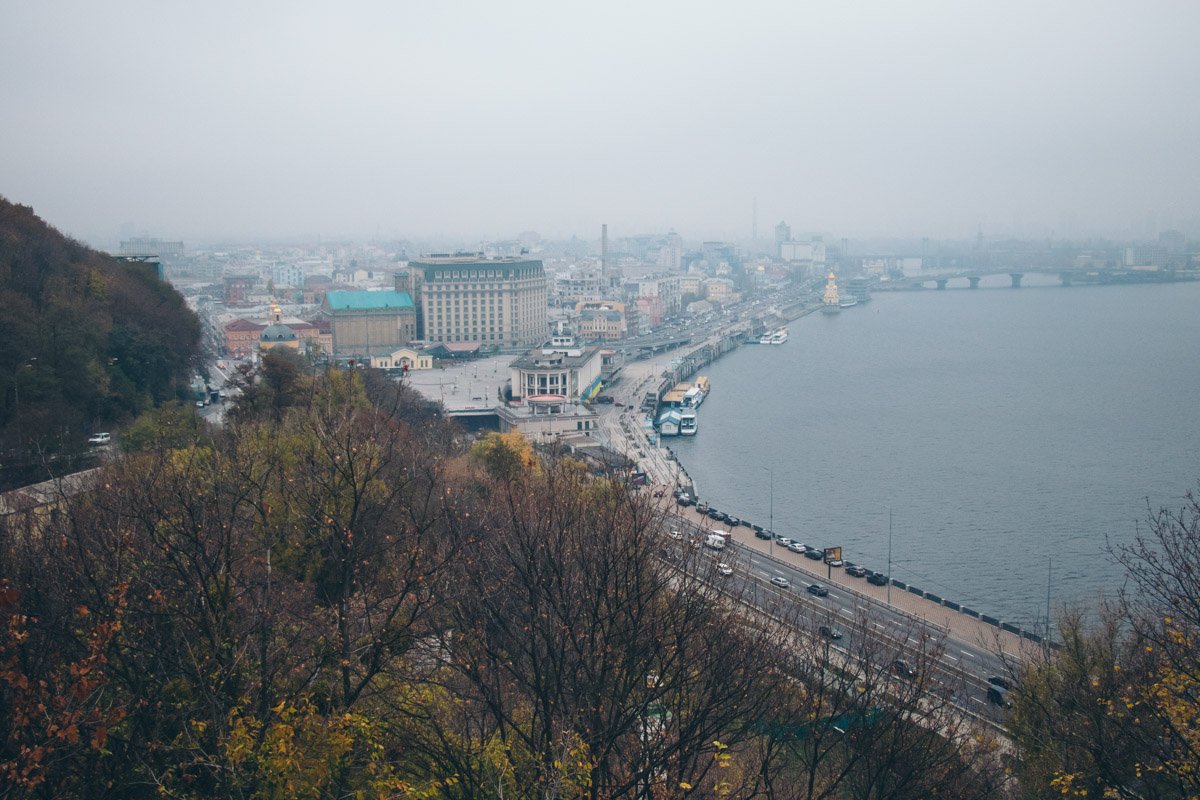 Оживленные улицы безлико покрыты туманом Оживленные улицы безлико покрыты туманом