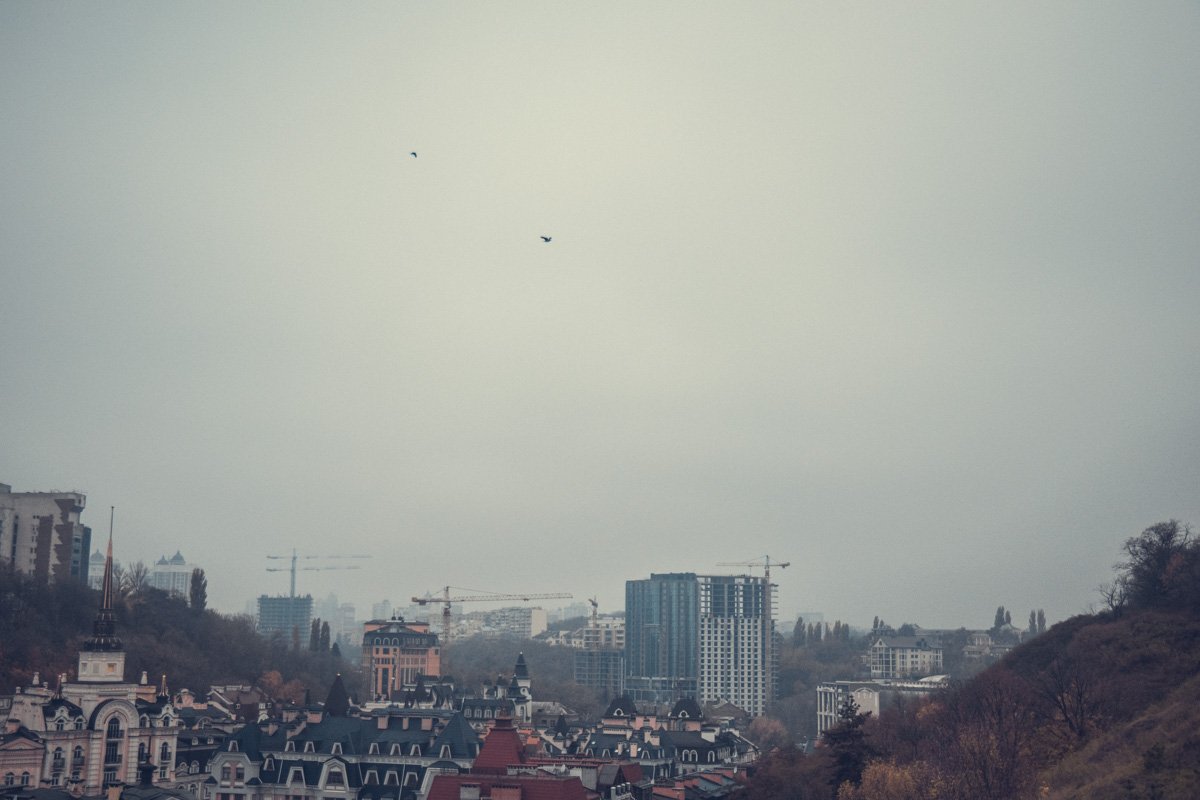 Верхушки домов так и хотят прикоснуться к пасмурному небу Верхушки домов так и хотят прикоснуться к пасмурному небу