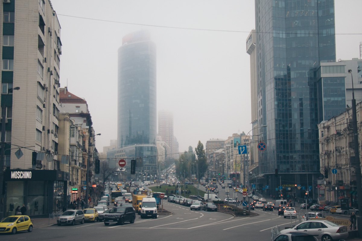 Машины мчатся прорезая мглу с мерцающими огнями Машины мчатся прорезая мглу с мерцающими огнями