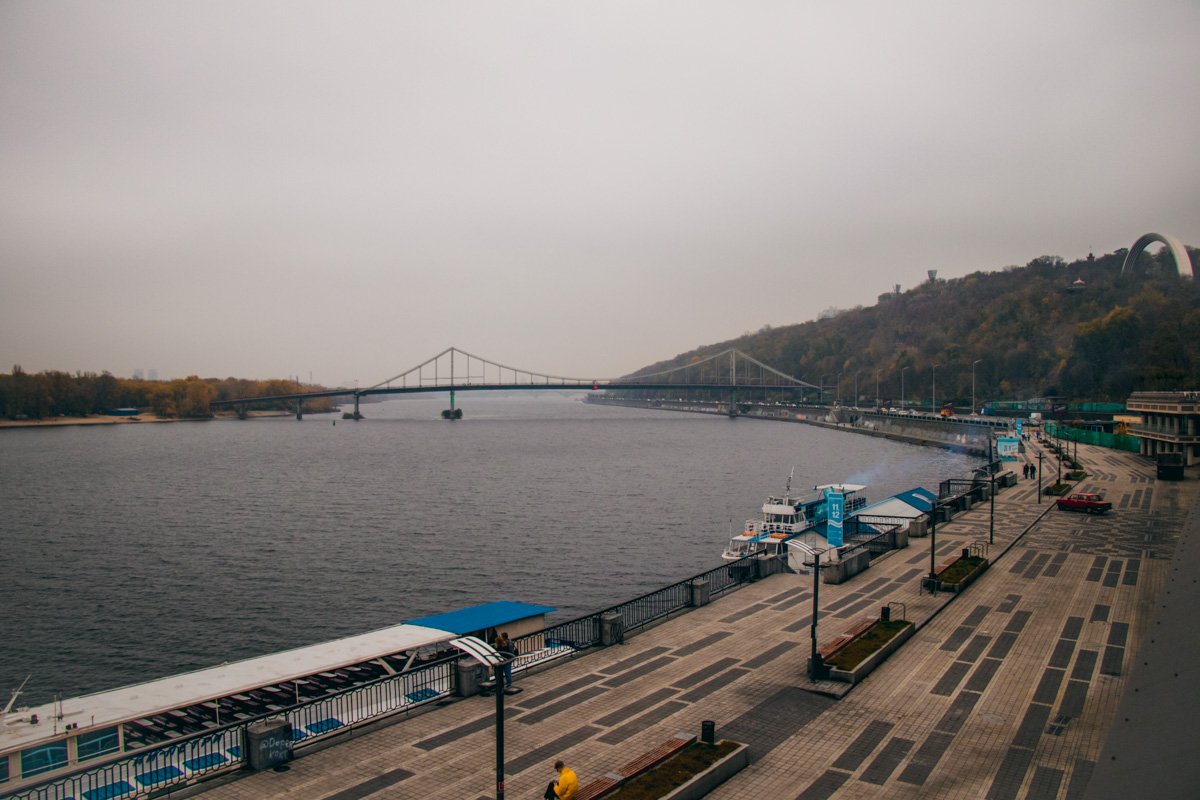 Только одинокие прохожие вышли насладиться манящим туманным Киевом Только одинокие прохожие вышли насладиться манящим туманным Киевом