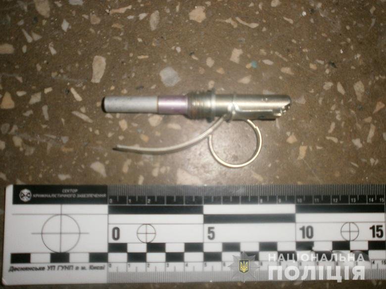 У злоумышленника полицейские изъяли 200 грамм каннабиса, три пистолета и запал к ручной гранате