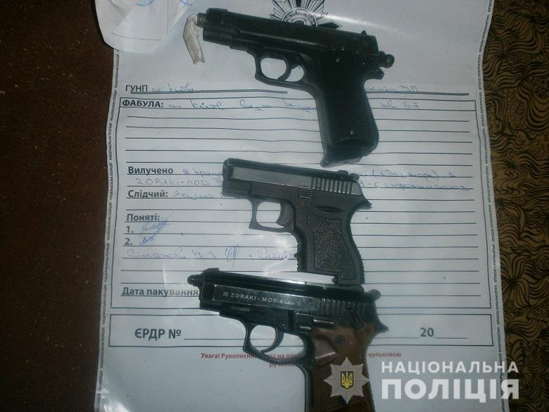 Мужчина использовал оружие, чтобы похвастаться перед сожительницей