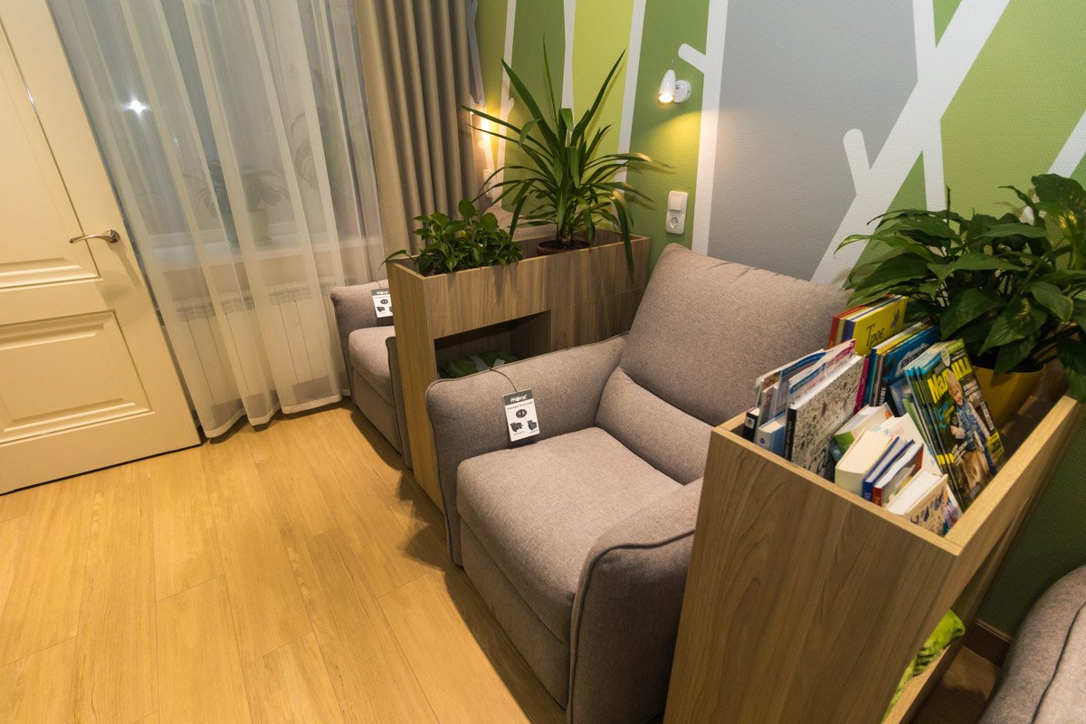 В этой комнате можно почитать книгу с ребенком в удобном кресле