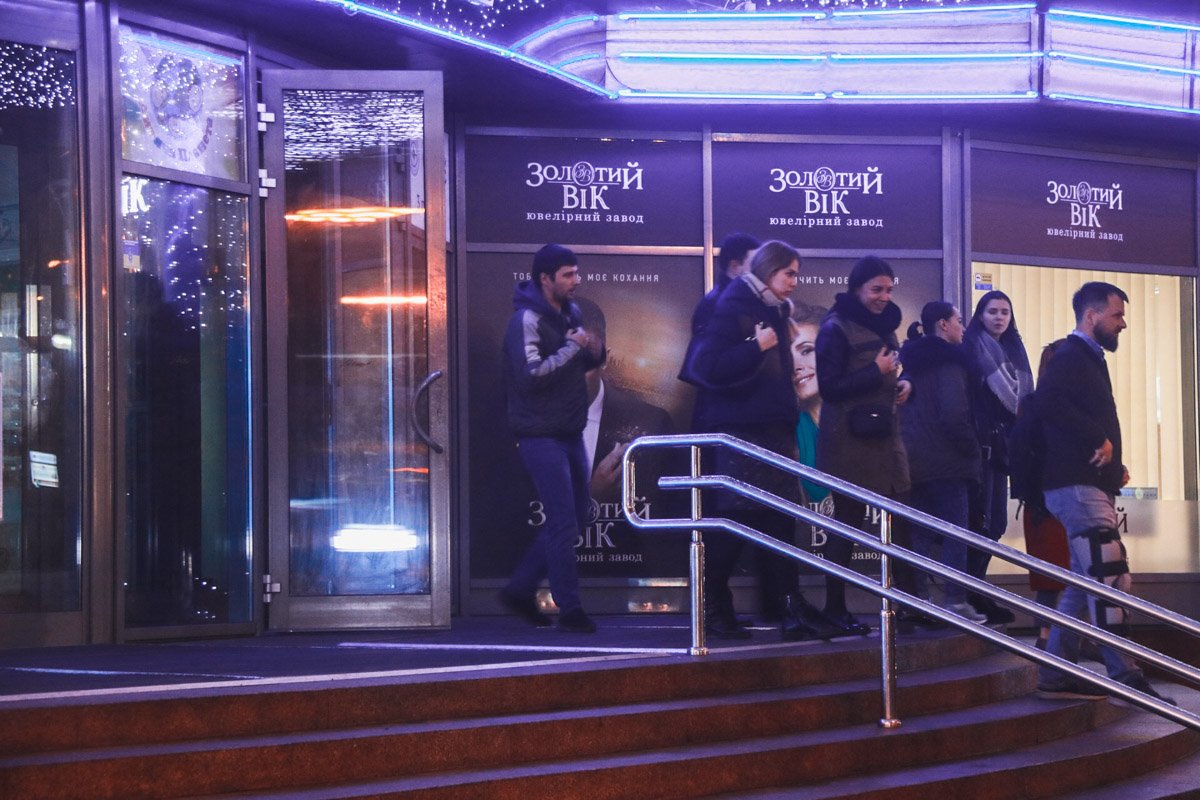 Вход для посетителей сразу закрыли