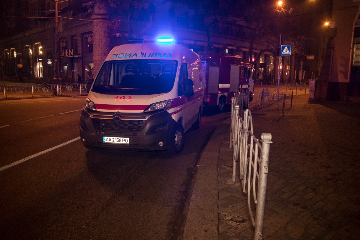 Прибывшие на место спасатели первым делом эвакуировали из здания людей