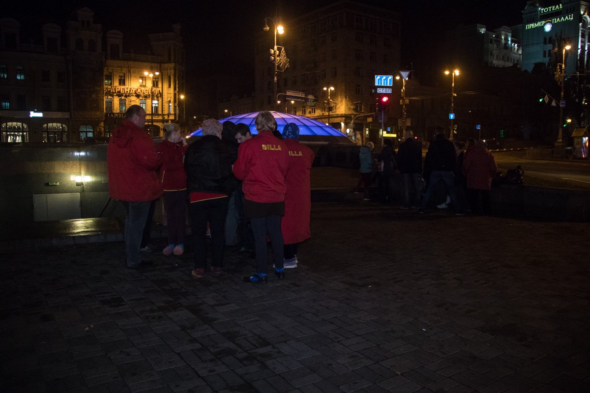 В момент инцидента в магазинах и заведениях находились люди