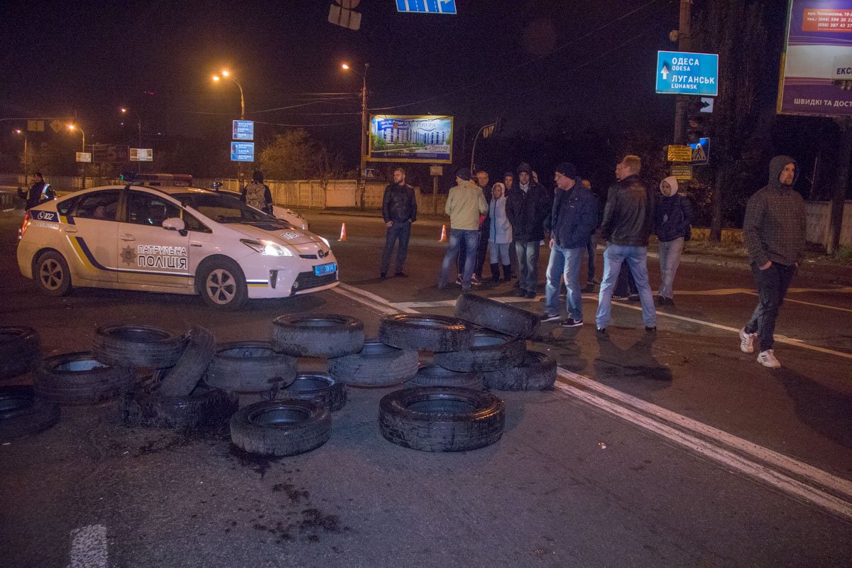 В Киеве жители двух домов перекрыли Харьковское шоссе из-за отсутствия  света и воды