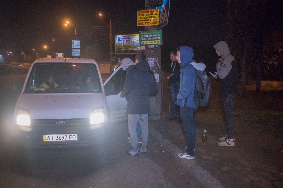 Активисты утверждают, что не покинут это место до того момента, пока в квартирах не появится свет