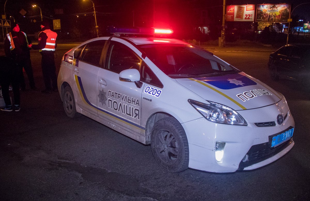 На месте дежурит патруль полиции