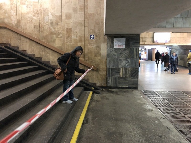 Полицейские перекрыли входы и выходы со станции Полицейские перекрыли входы и выходы со станции