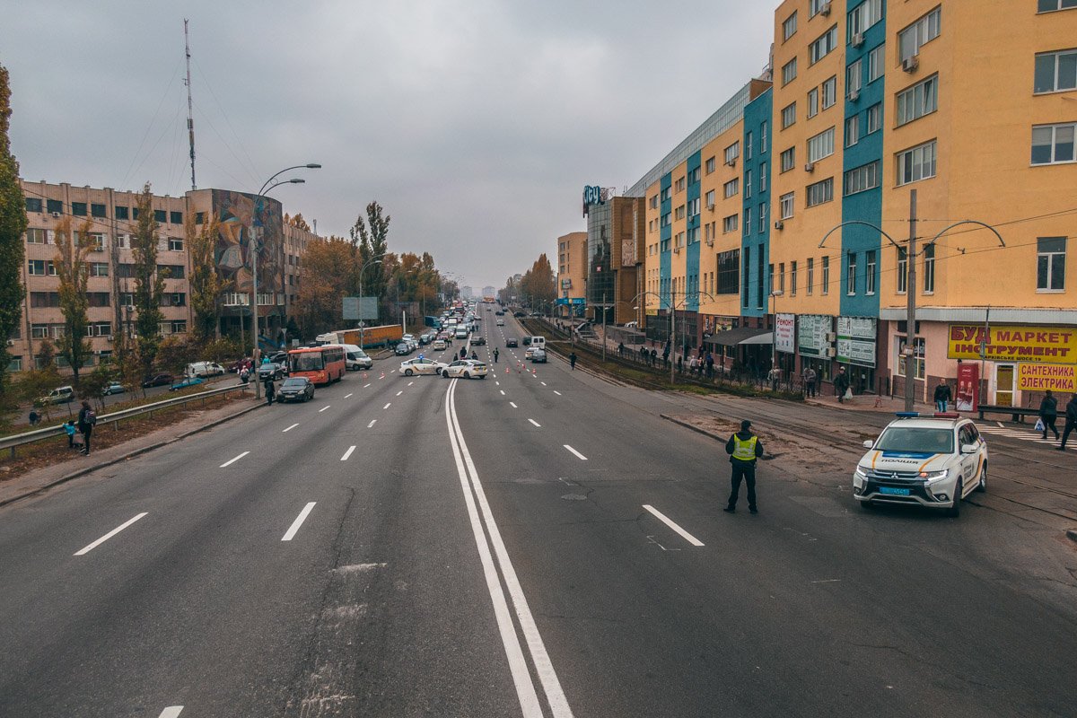 Жильцы двух домов ЖК "Мега Сити" полностью перекрыли проезд автомобилей по Харьковскому шоссе