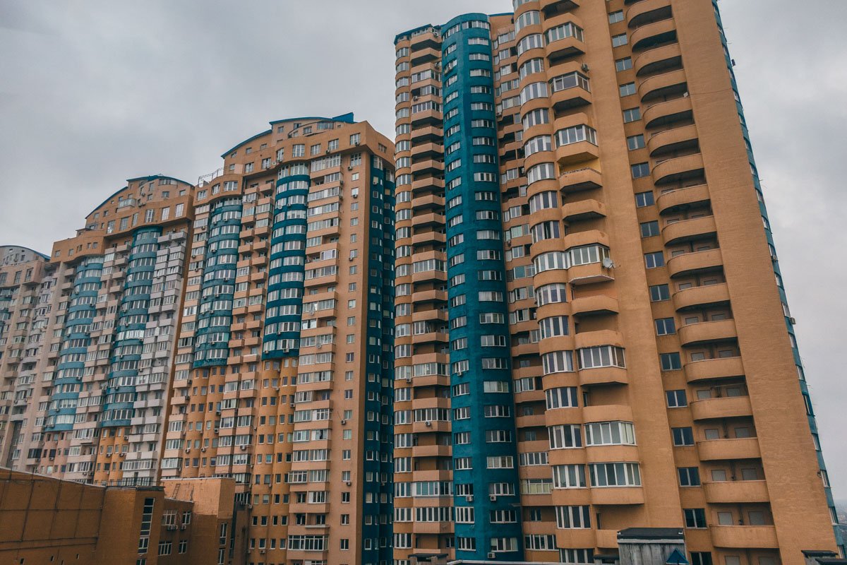 По словам жильцов проблемных домов, во вторник, около 11:00 в их квартирах внезапно пропало электричество