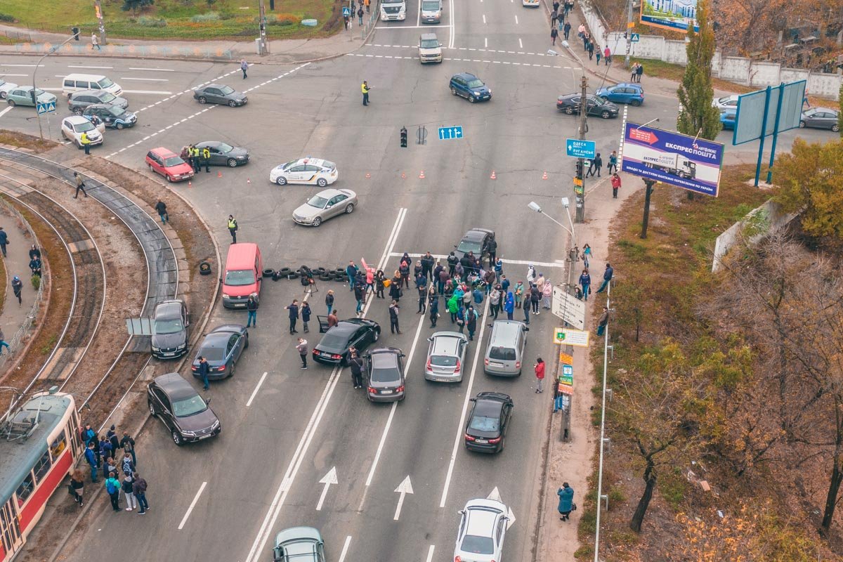 Жильцы дома заявляют, что не собираются разблокировать дорогу, пока в их домах не включат свет
