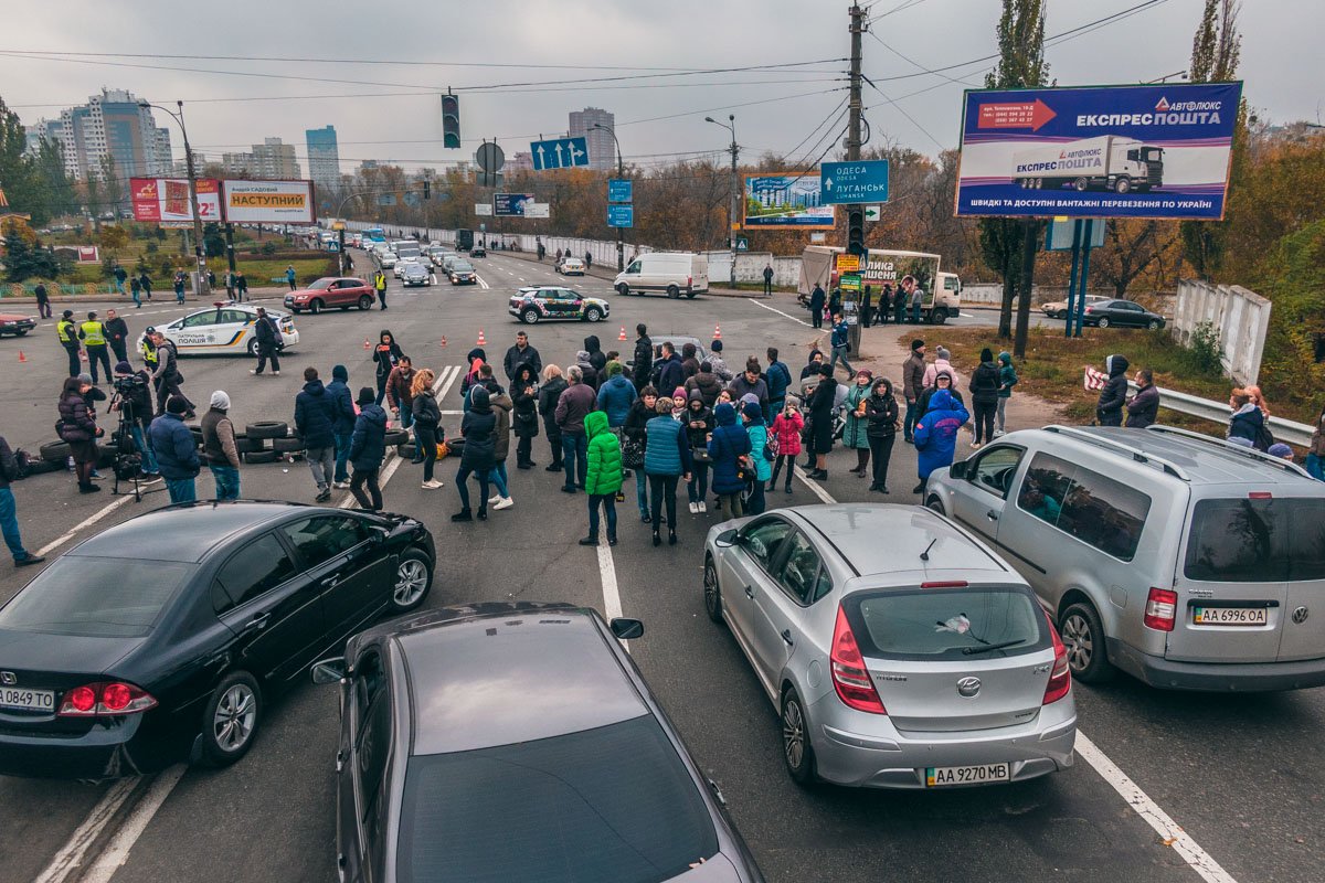 Несмотря на полную блокировку Харьковского шоссе, митингующие пропускают транспорт экстренных служб