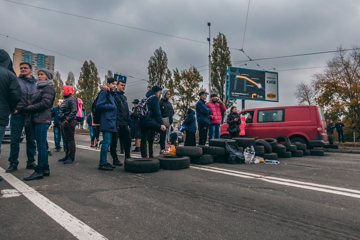 Люди блокируют Харьковское шоссе