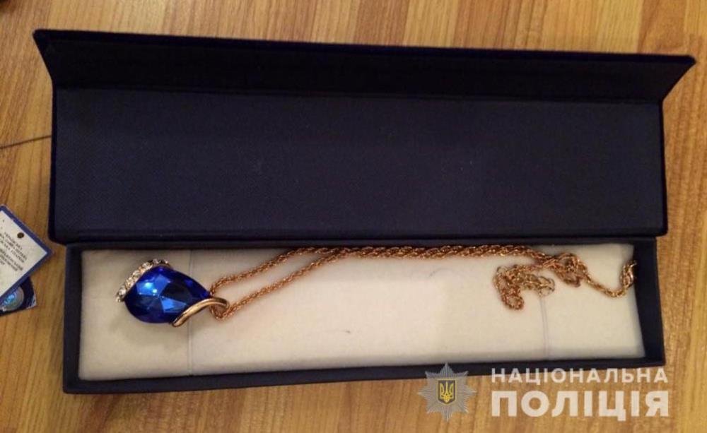 При попытке бегства, злоумышленники протаранили десять автомобилей, стоявших на парковке, и наехали на двоих полицейских