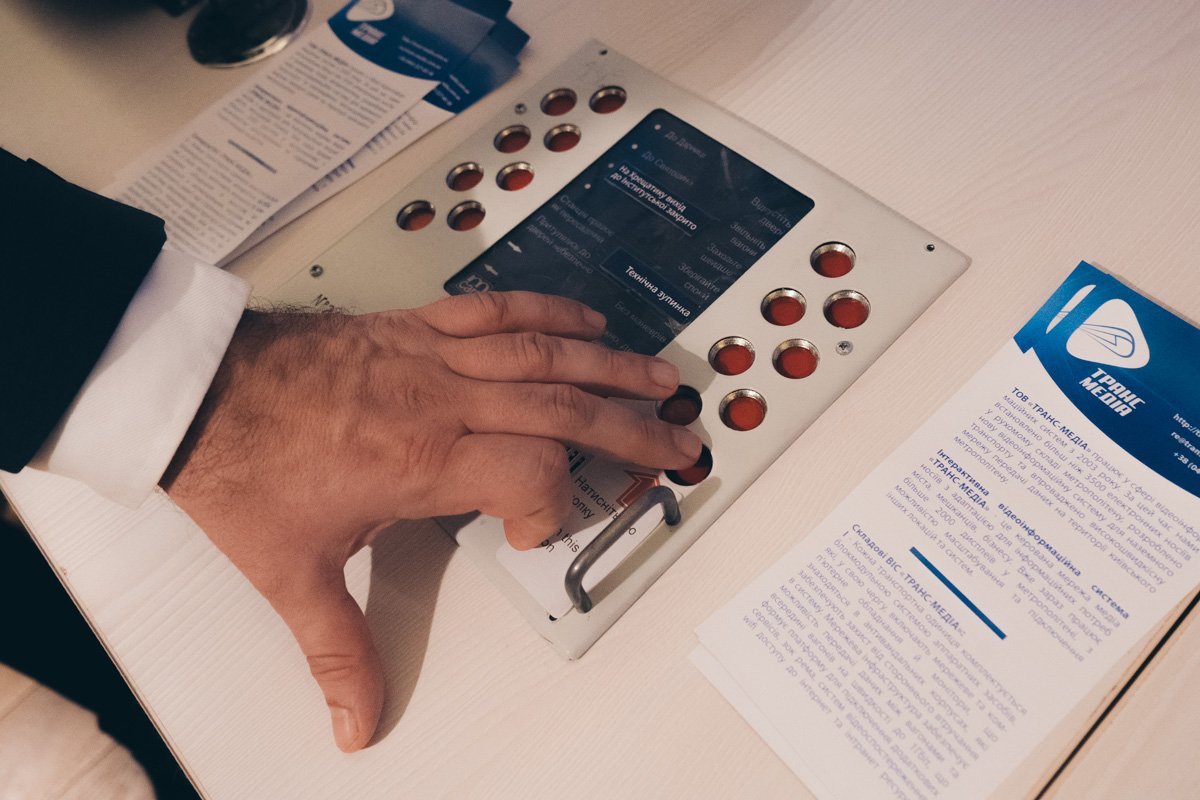 Киевский метрополитен предложил гостям форума попробовать себя в роли машиниста Киевский метрополитен предложил гостям форума попробовать себя в роли машиниста