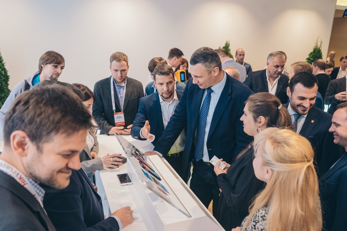 На событии было множество чиновников, представителей СМИ и различных компаний На событии было множество чиновников, представителей СМИ и различных компаний