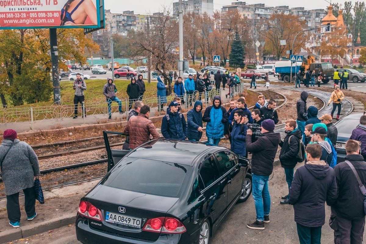 Около 14:30 в обоих домах появился свет Около 14:30 в обоих домах появился свет