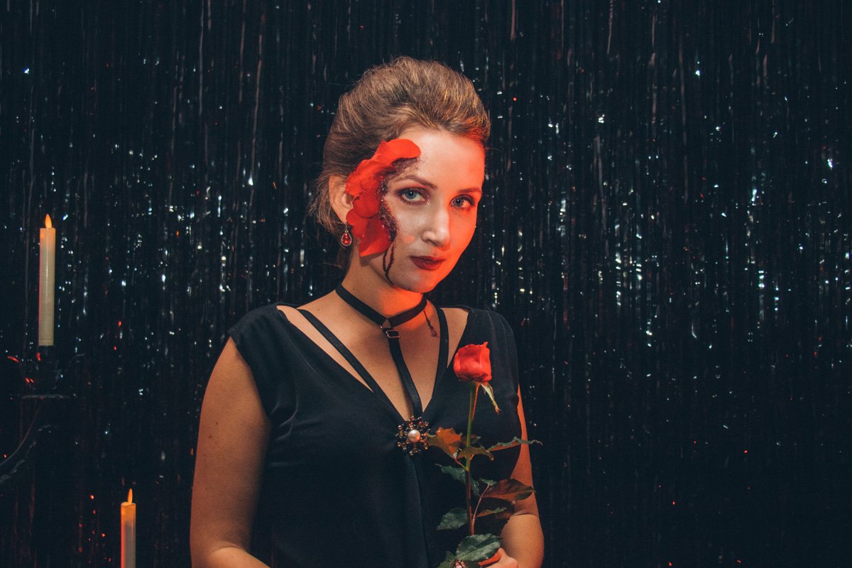 Консультант по Черной магии Воланд прибыл в столицу, чтобы собрать всю нечисть и выбрать новую королеву