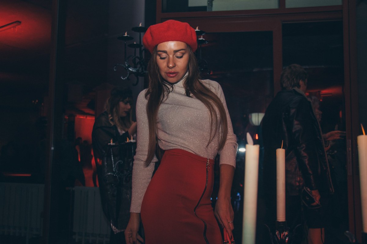 Атмосферу бала темных сил создавало красное освещение и легендарные саундреки кинофильма