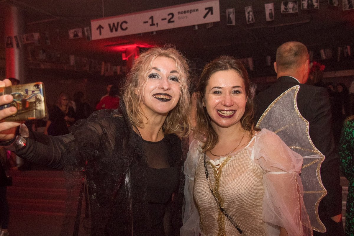 В конце программы гостей ожидала дискотека от DJ-шабаш, шоу обнаженных танцовщиц и конечно же выбор новой королевы