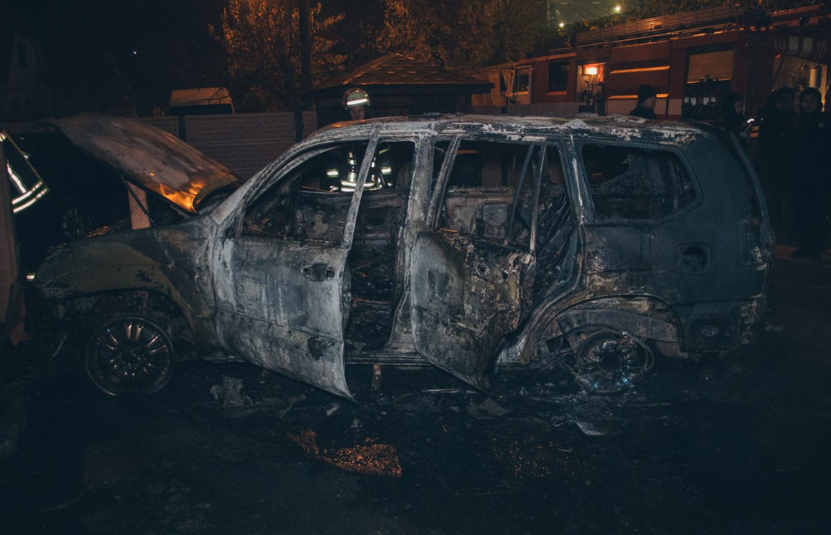 Горел автомобиль Toyota Prado